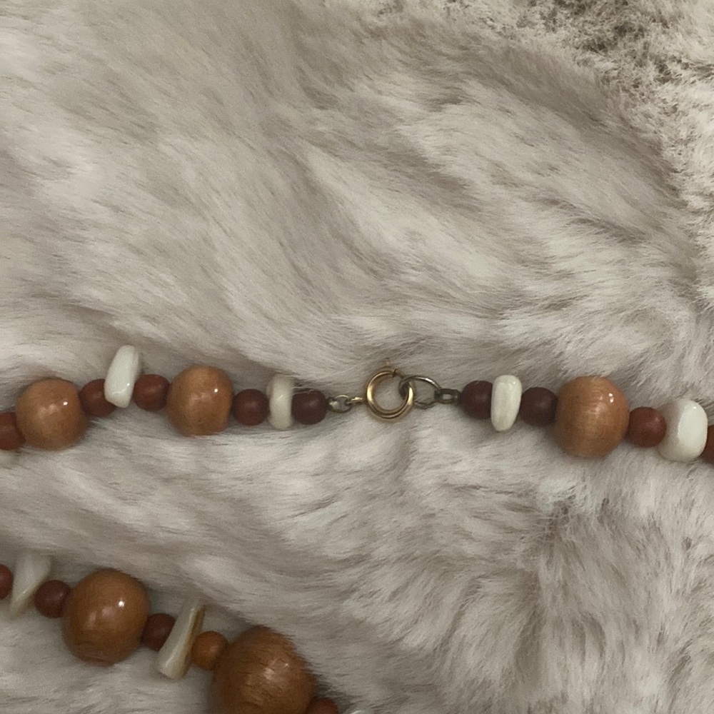 VINTAGE Wooden Necklace 70s style Wood Beads and White Shells 20” long - Picture 4 of 4